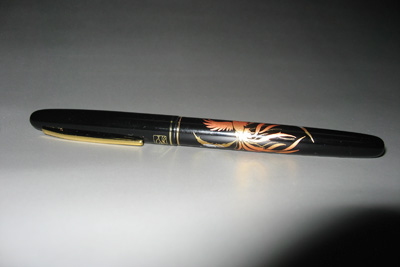 Lacquered brush pen with maki-e decoration (Chinese phoenix)
