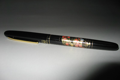 Lacquered brush pen with maki-e decoration (fan)
